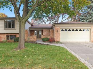 1827 Smallbrook Dr, Troy, MI