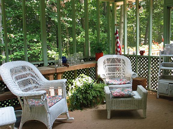 Relax on your Screened Deck overlooking Parkland Trees