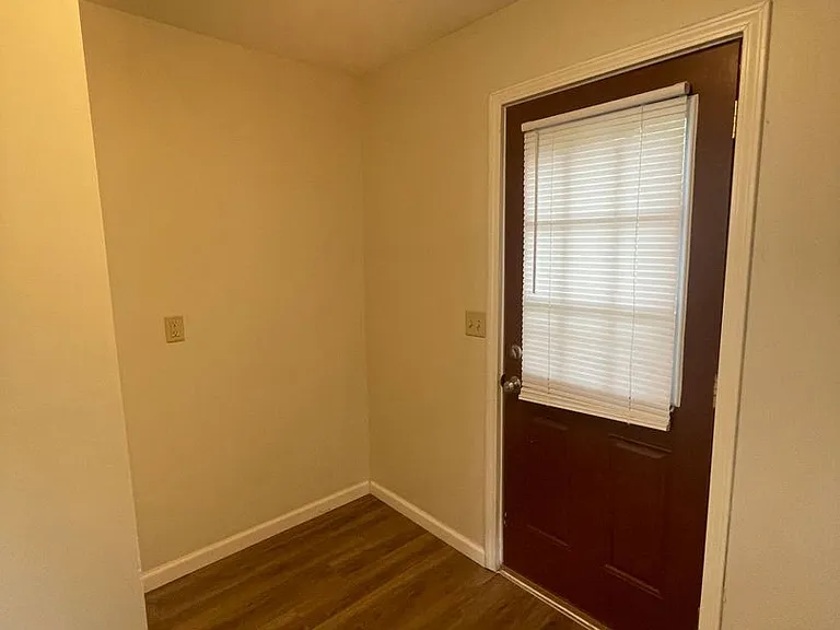 667 Thornton St — Photo 8