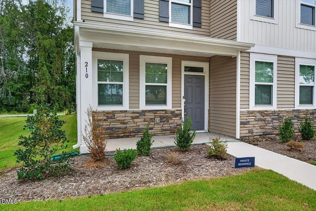 4 bed, 3.0 bath, 2468 sqft, $2,950 — Photo 2