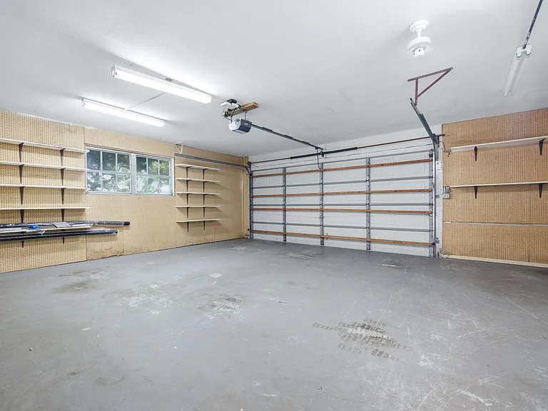 321 E Chaminade Dr — Photo 40