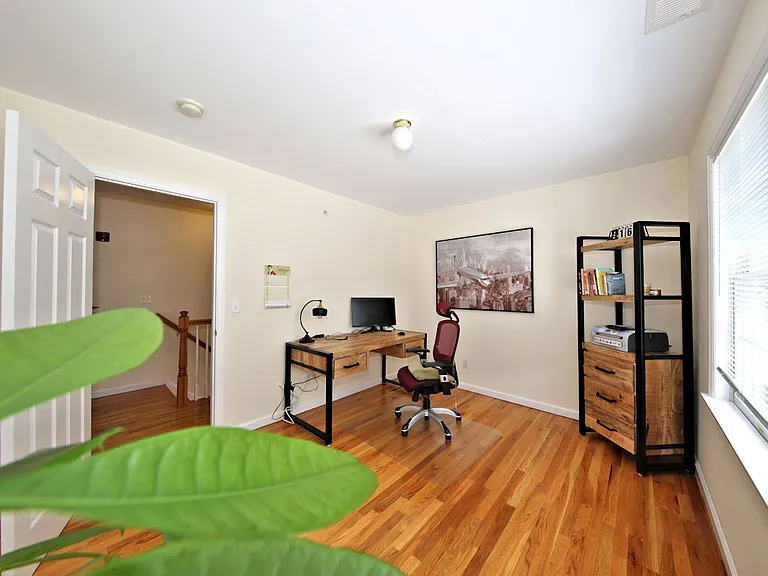 Rockwell St — Photo 13