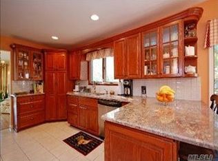 1 Bull Calf Ln, Centerport, NY 11721