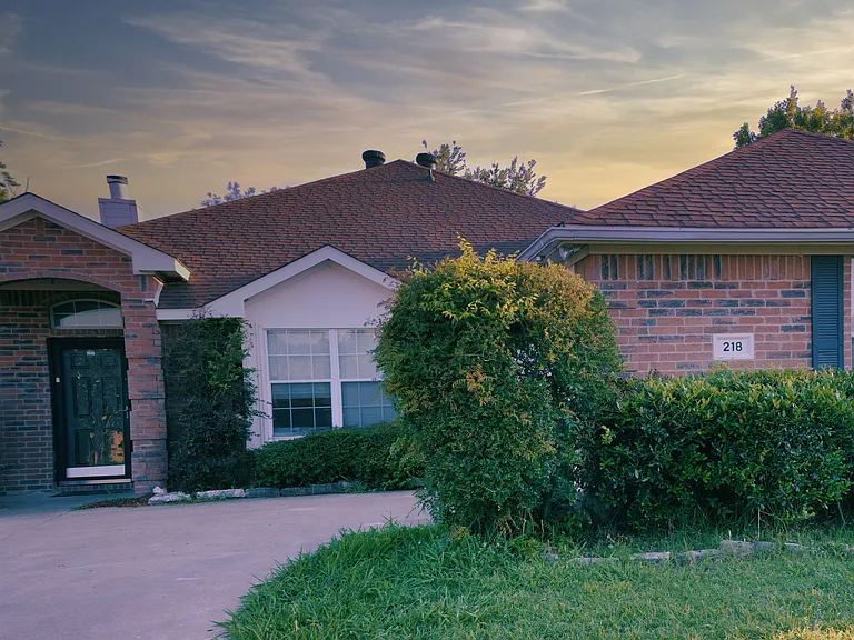 218 Canyon Lake Dr — Photo 2