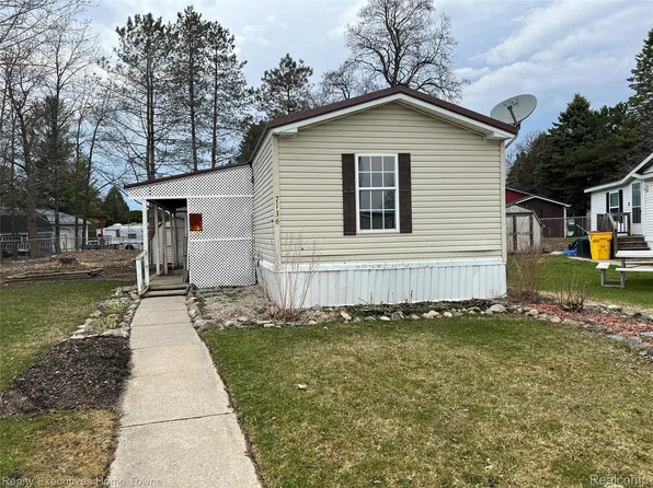 7136 Mapleview Cir W #65, Brown City, MI 48416