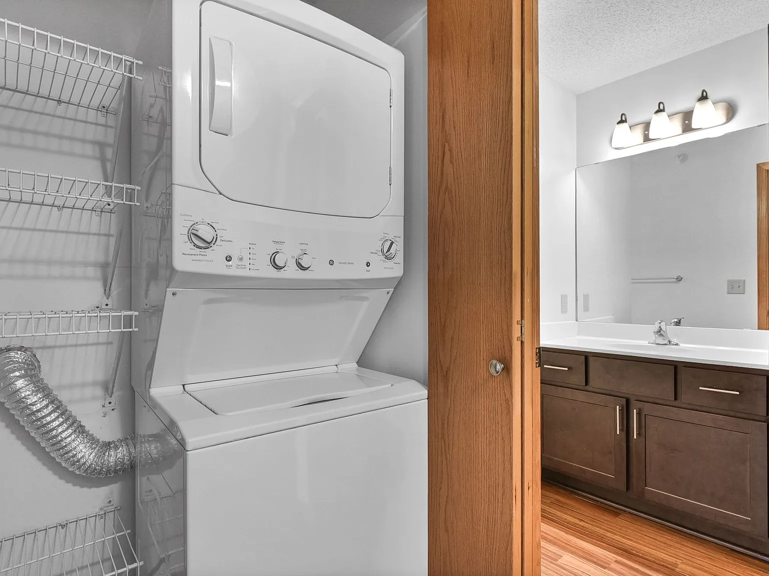 Oaks Lincoln Apartments — Photo 3