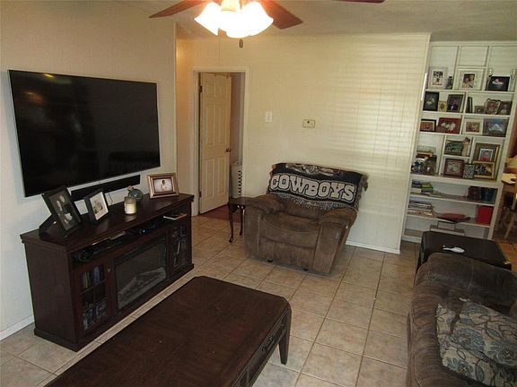 3rd image of 1912 Hillcrest Dr