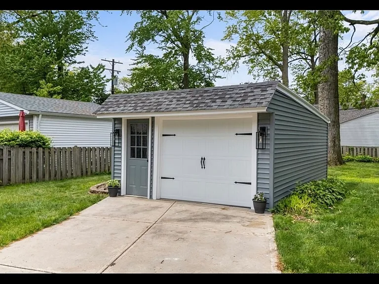 574 Huntmere Dr — Photo 4