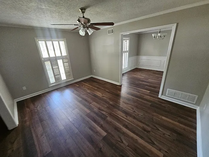 3 bed, 2.0 bath, 1866 sqft, $2,050 — Photo 2