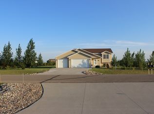 5901 Woodrow Dr, Bismarck, ND 58504