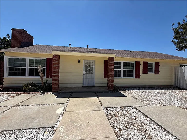 1447 S Valley Center Ave — Photo 2