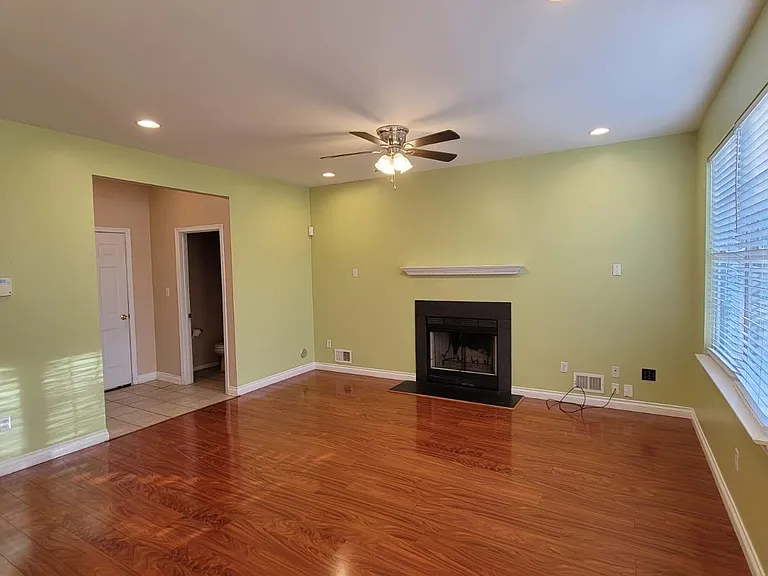 1081 Matthew St — Photo 10