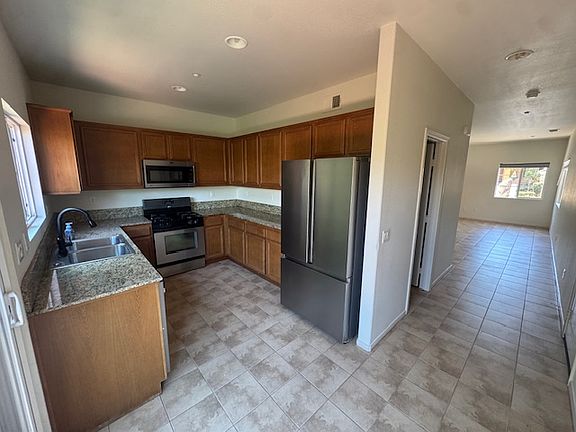 4th image of 423 Village Ln