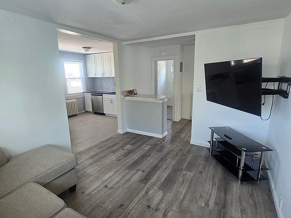5th image of 2028 Hobart Ave #3
