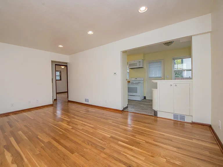 4517 NE 33rd Ave — Photo 4
