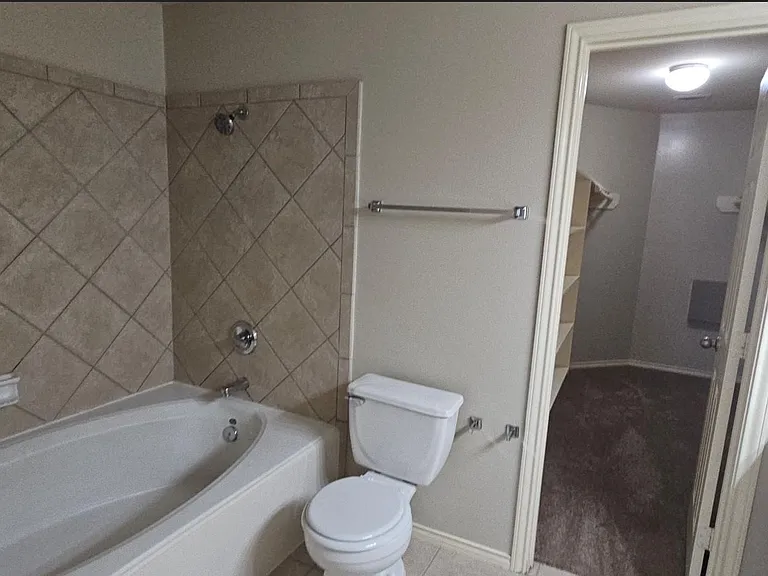 706 Woodport Ln — Photo 9