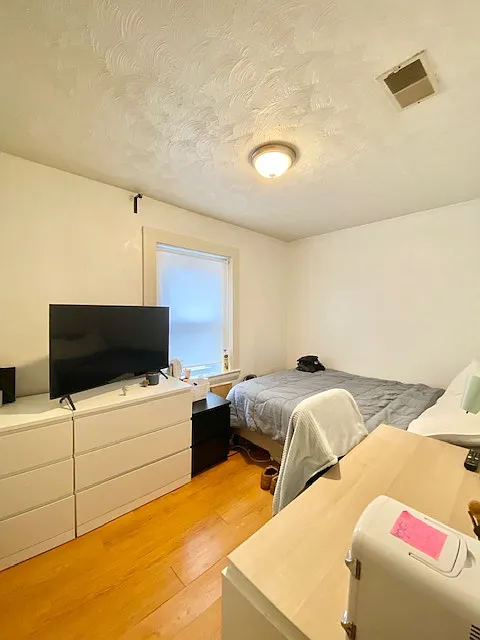 4 bed, 9999 sqft, $3,500 — Photo 3