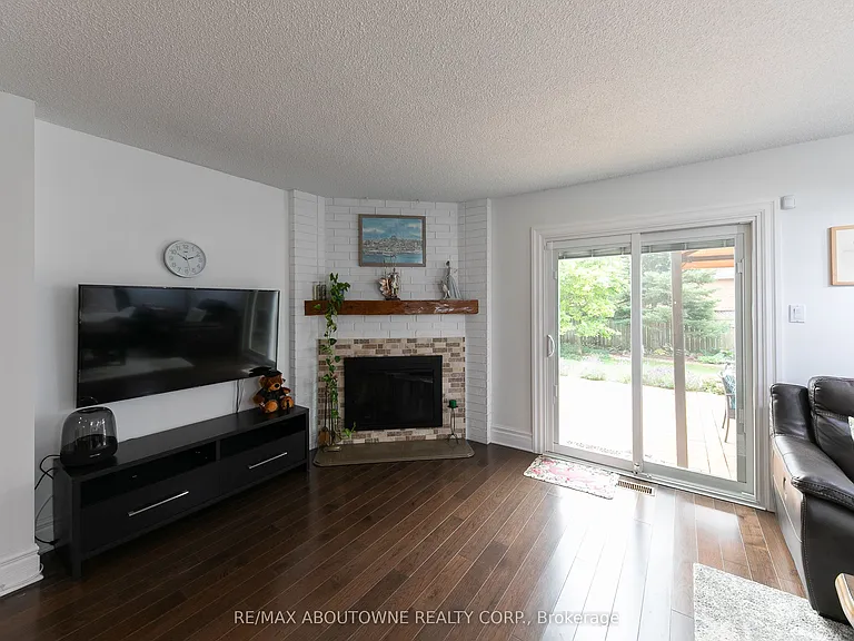 2072 Glenada Cres — Photo 16