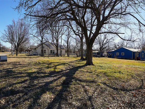 410 E 6th St, Bonham, TX 75418