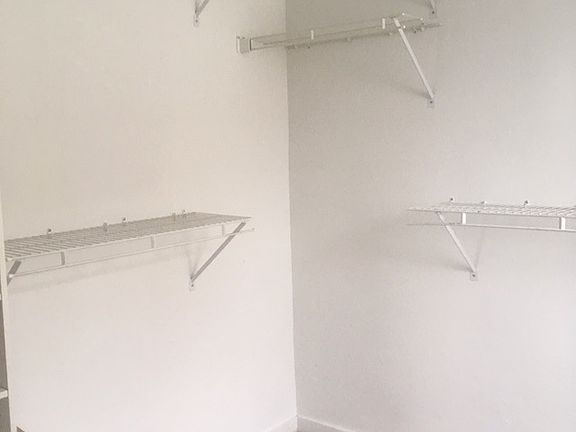 WALK IN CLOSET