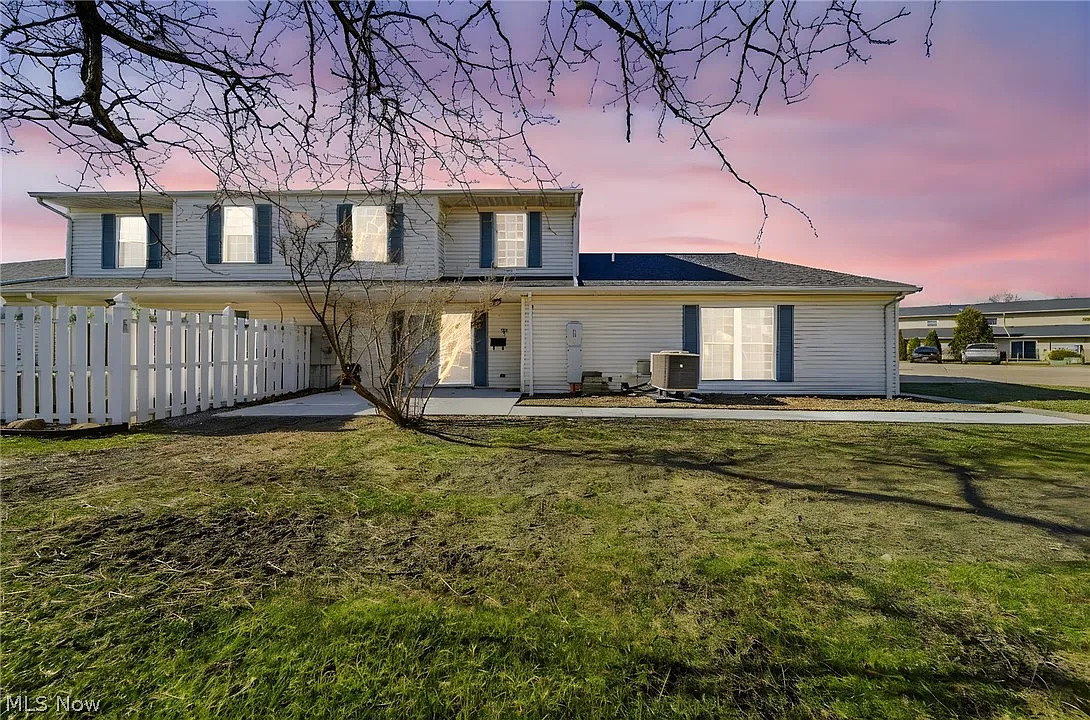 7981 Carriage Cir APT B photo 1
