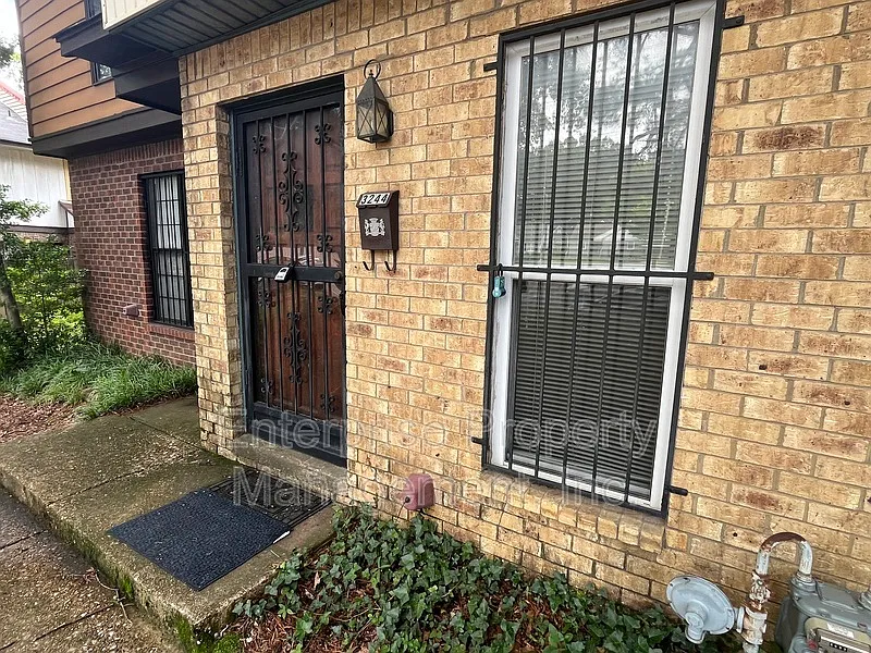2 bed, 2.5 bath, 1400 sqft, $1,295 — Photo 2