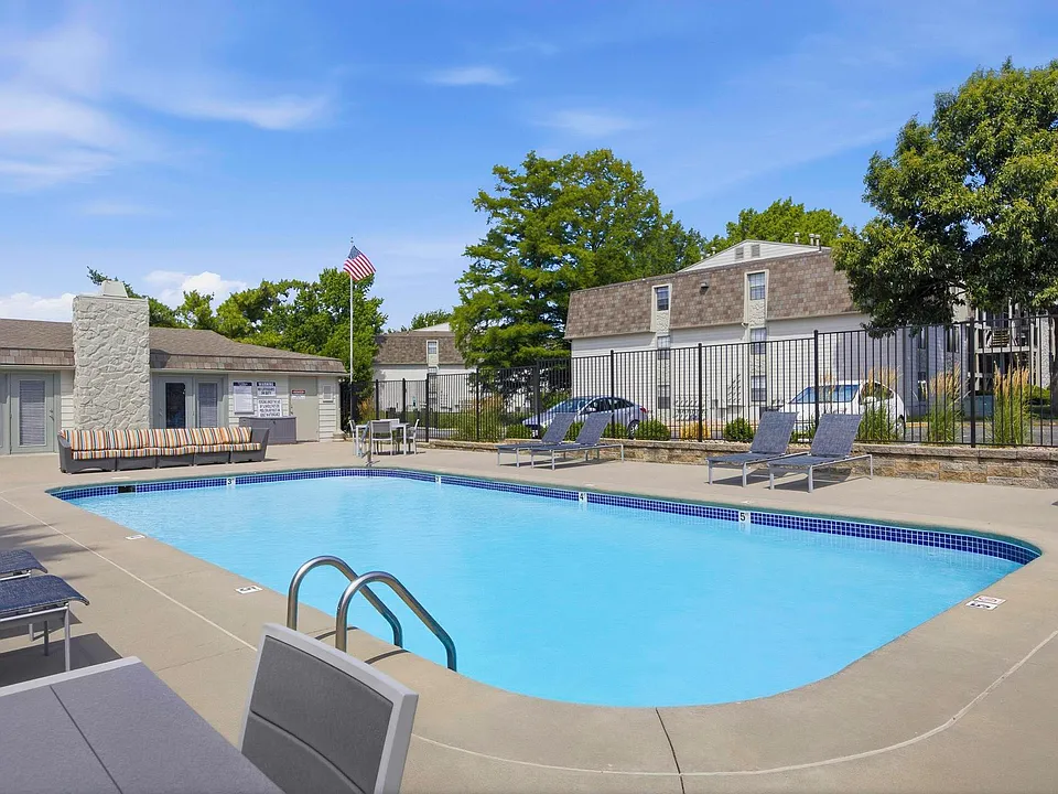 Swimming Pool and Poolside Lounge