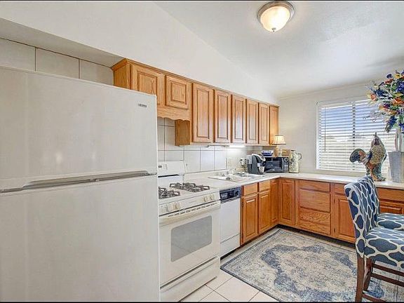 3rd image of 10464 W Oakmont Dr