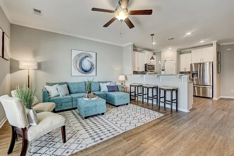 Built in 2020, great safe area, mins to airport and 20 mins to downtown — Photo 3