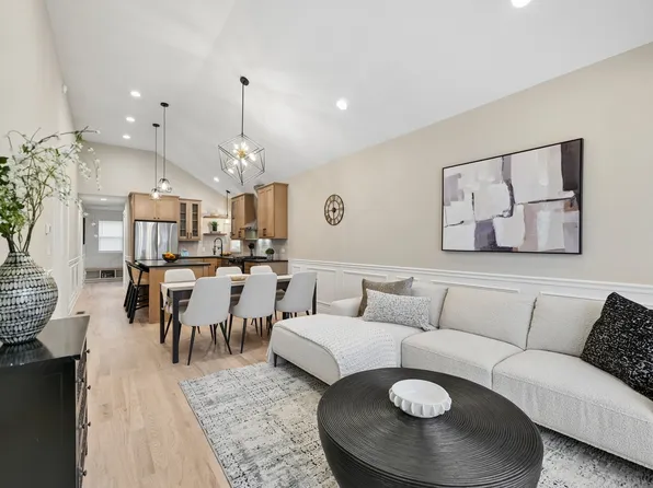 8133 S Saginaw Ave, Chicago, IL 60617