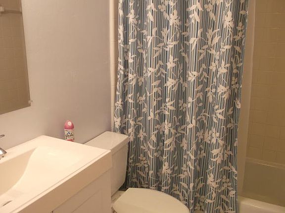 5th image of 301 S Lakeside Dr APT 2