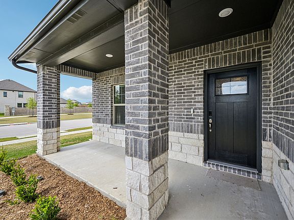 2nd image of 818 London Town Ln