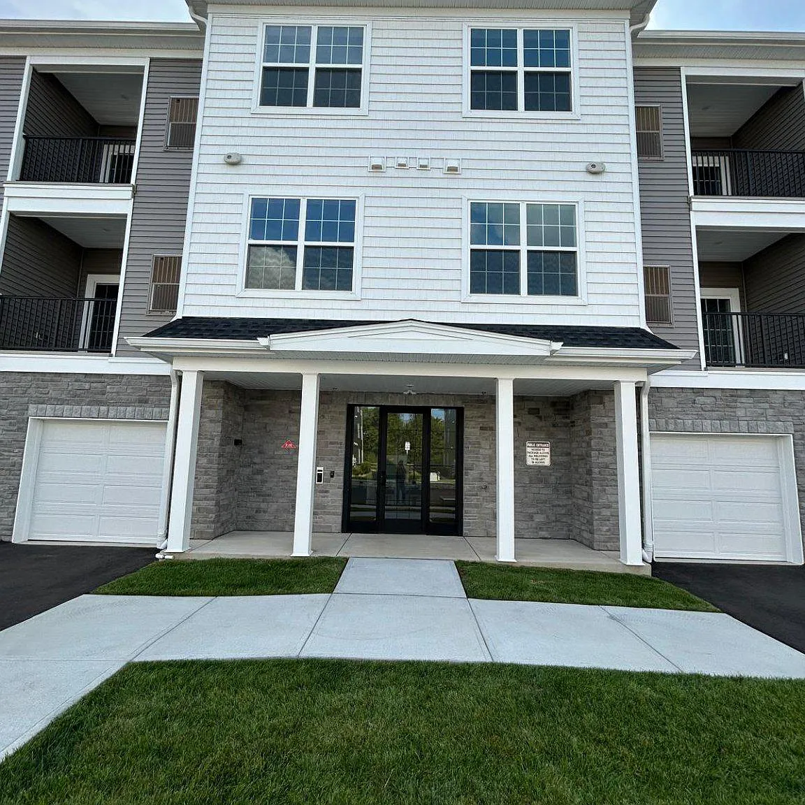 2 bed, 2.0 bath, 1186 sqft, $3,000 — Photo 2