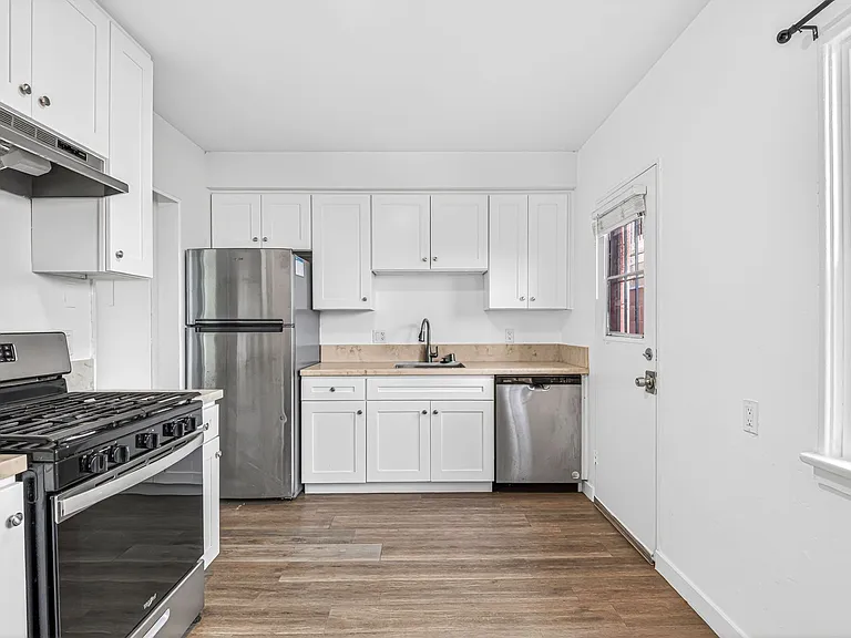 636 Linden Ave — Photo 5