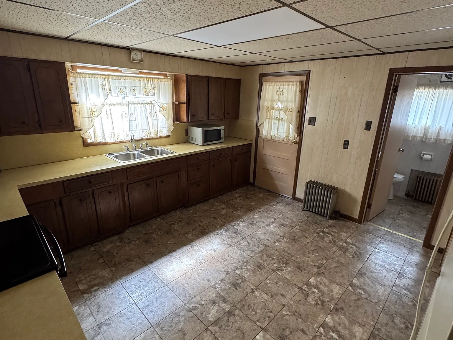 3 bed, 2300 sqft, $1,625 — Photo 2