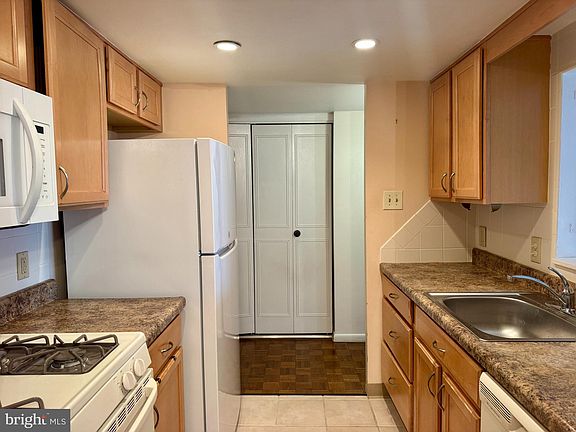 5th image of 100 West Ave APT 604W