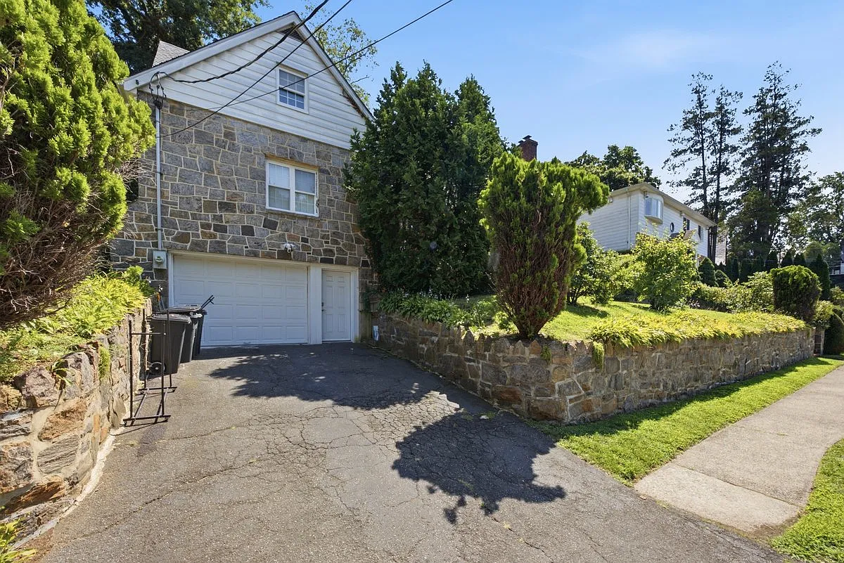 4 bed, 2300 sqft, $4,500 — Photo 1
