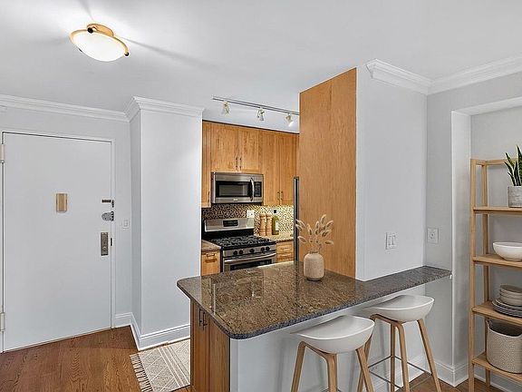 4th image of 200 E 24th St APT 910