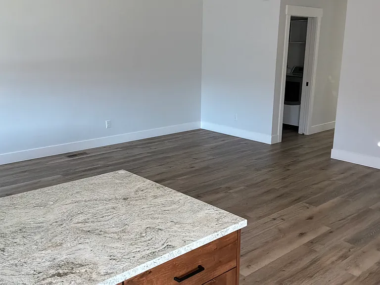 300 Dc Ln #300B — Photo 4