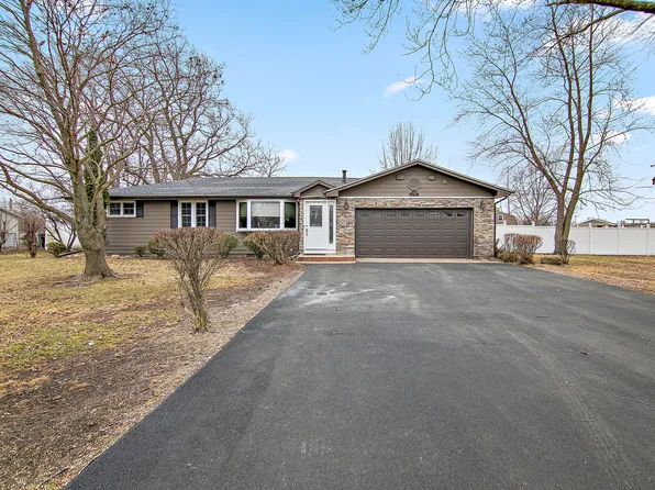 4754 W Hilltop Dr, Kankakee, IL 60901