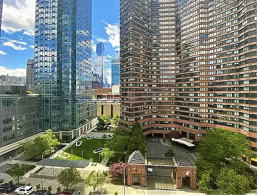 1st image of 649 W 42nd St #7L