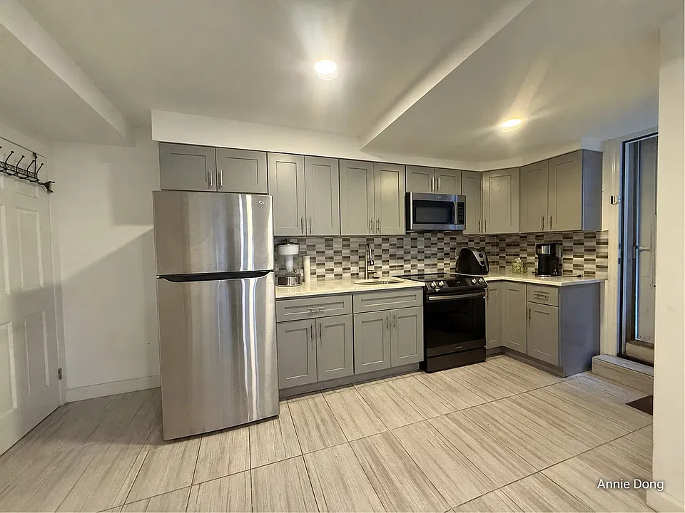 1961 Yates Ave #BASEMENT