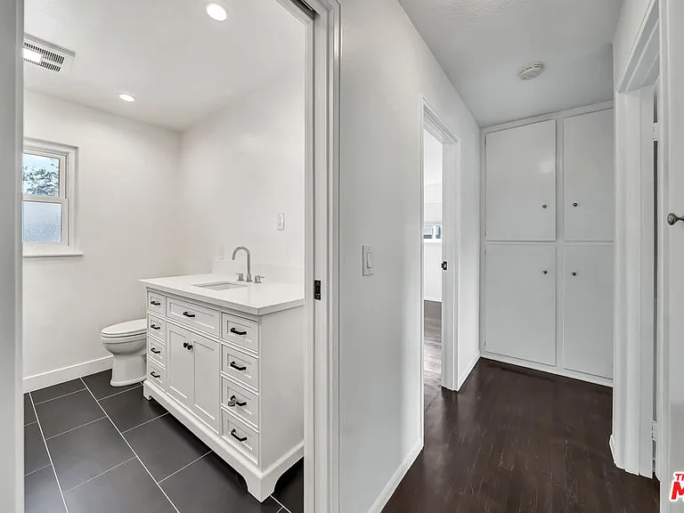 23008 Hamlin St — Photo 15