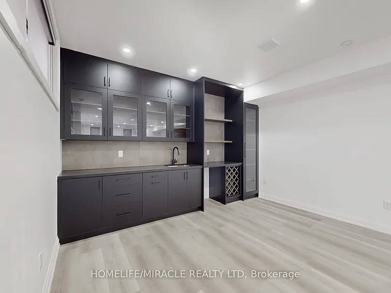 150 Stewart St — Photo 37