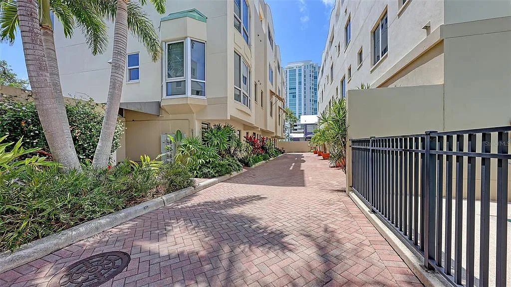 2 bed, 3.5 bath, 2093 sqft, $4,650 — Photo 2