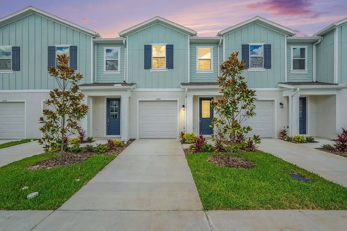 3 bed, 2.5 bath, 1602 sqft, $2,100 — Photo 1