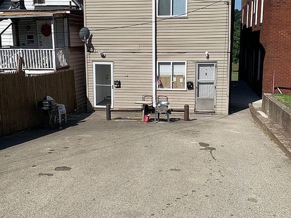 3rd image of 3403 Walnut St #4