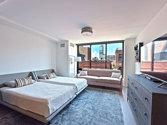 2nd image of 196 Orchard St #6L