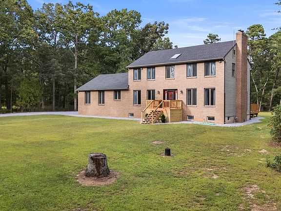 3rd image of 1042 Laurel Ln