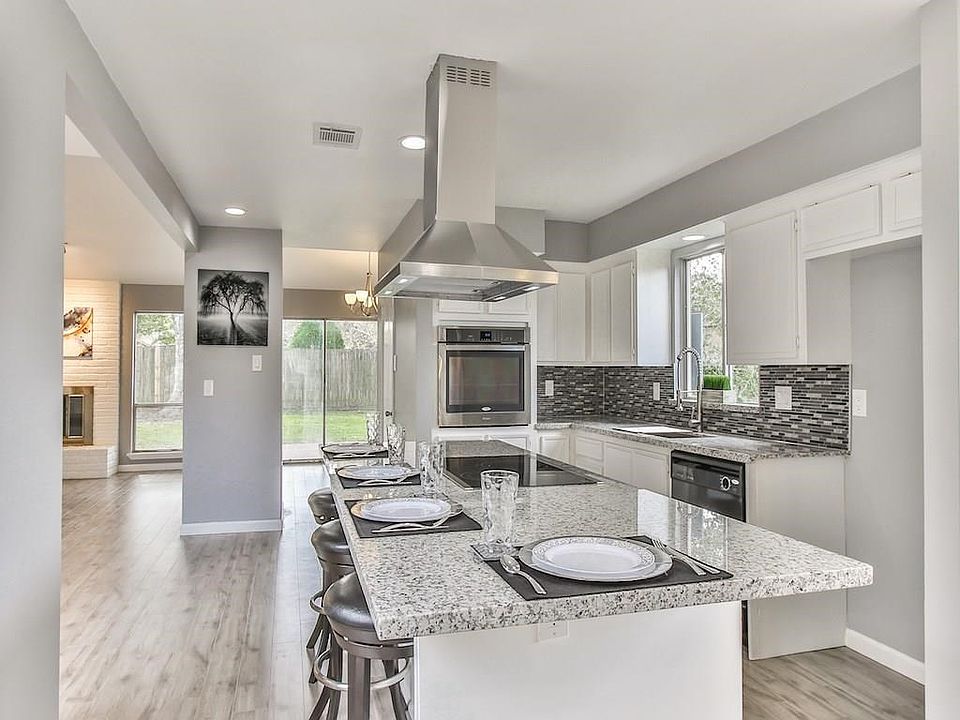 Imagine enternating or cooking in this fabulous kitchen!